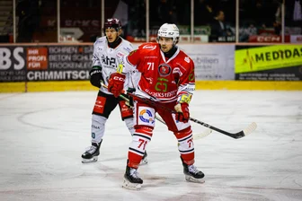 Eispiraten Crimmitschau: Rückkehrer drücken Derby in Weißwasser ihren Stempel auf - Rückkehrer Scott Feser - hier im Heimspiel gegen Rosenheim Anfang November - sorgte in Weißwasser für die zwischenzeitliche 2:1-Führung der Eispiraten Crimmitschau.