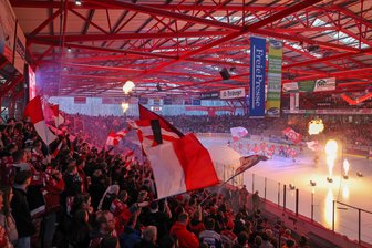 Eispiraten Crimmitschau rüsten sich für Weihnachtsspiele: Im Kunsteisstadion im Sahnpark wird es zweimal kuschelig voll - Blick in das Kunsteisstadion im Sahnpark: Am Sonntag kommt es zum Sachsenderby zwischen Crimmitschau und Weißwasser.