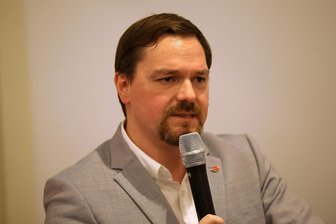 Eispiraten Crimmitschau schicken Profis in Sommerpause: Fans sprechen von „blankem Chaos“ und entrollen weiteres Plakat - Eispiraten-Geschäftsführer Jörg Buschmann äußert sich zur Fan-Kritik an der Veranstaltung „Come together“.