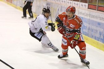 Eispiraten Crimmitschau siegen nach Verlängerung - Alex Wideman (r.) beim Heimspiel der Eispiraten Crimmitschau gegen den EHC Freiburg am Sonntagabend.
