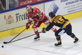 Eispiraten Crimmitschau sind zwei Drittel das schlechtere Team – und feiern den ersten Auswärtssieg - Louis Brune – im Foto im Heimspiel gegen die Lausitzer Füchse vor einer Woche – sicherte am Sonntag mit seinen beiden Treffern den Sieg der Eispiraten Crimmitschau in Rosenheim.