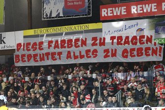 Die Fankurve der Eispiraten.