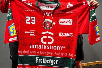 Eispiraten Crimmitschau: So sehen die Weihnachtstrikots von Tobias Lindberg und Co. aus - So sehen die Weihnachtstrikots der Eispiraten Crimmitschau aus.