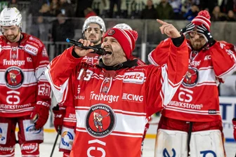 Eispiraten Crimmitschau: So viel Aufwand steckte hinter dem Auswärts-Heimspiel - Die Stimme von Stadionsprecher Patrick Augustin war in Klingenthal vor deutlich mehr Zuschauern als im heimischen Sahnpark gefordert. Am Ende konnte er der Mannschaft gemeinsam mit den Fans zum Sieg im Sachsenderby gegen Dresden und dem vorzeitigen Klassenerhalt gratulieren.