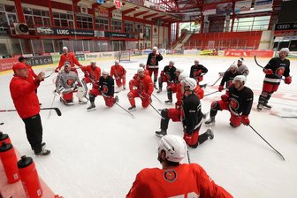 Eispiraten Crimmitschau: So war der erste Trainingstag auf dem Sahnpark-Eis - Trainer Jussi Tuores (links) hat zwei Torhüter und 18 Feldspieler am Montag zur ersten Übungseinheit auf dem Eis begrüßt. 