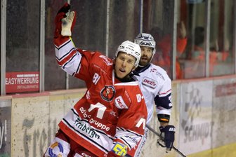 Eispiraten Crimmitschau spielen sich beim 6:0-Sieg gegen Weiden in Rausch: Corey Mackin trifft in Unterzahl und Oleg Shilin freut sich über Shut-out - Corey Mackin jubelt über sein Tor in Unterzahl.