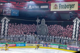 Eispiraten Crimmitschau spielten rund ums Fest vor fast 14.000 Zuschauern: Was neben dem Kampf um den Puck aufgefallen ist - Eine tolle Choreografie war vor dem Sachsenderby in der Heine-Kurve zu sehen.