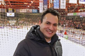 Eispiraten Crimmitschau starten in die Play-downs: Ex-Stürmer Daniel Bucheli verrät, wie der Abstiegskampf funktioniert - Daniel Bucheli verfolgt die Entwicklung der Eispiraten Crimmitschau. Im November 2023 war der Ex-Stürmer im Kunsteisstadion im Sahnpark zu Besuch.