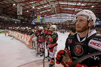 Eispiraten Crimmitschau starten in Kurzurlaub: So feiern die Profis ihre erfolgreiche Saison - Vinny Saponari (rechts) und seine Teamkollegen starten am Dienstag zur Saisonabschlussfahrt. Am Donnerstag müssen sie zurück sein.