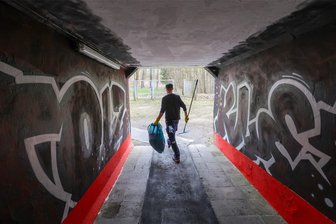 Eispiraten Crimmitschau starten in Play-offs: Was Eishockey-Fans vor den wichtigsten Spielen der Saison wissen müssen - Durch den Tunnel erreichen die Fans in den Play-offs vom Eingang Ost das Kunsteisstadion im Sahnpark. Der Zugang ist erstmals seit rund 15 Jahren wieder geöffnet.
