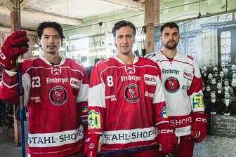 Eispiraten Crimmitschau starten ohne Hauptsponsor: Wie teuer der beste Platz auf dem Trikot ist und welche Notlösung geplant ist - So sehen die Eispiraten-Trikots aus: Tyler McGauley, Dominic Walsh und Ole Olleff (von links) mit den neuen Jerseys.
