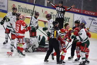 Eispiraten Crimmitschau stehen erneut mit leeren Händen da: Heimspiel gegen Rosenheim geht mit 2:4 verloren - Hart umkämpft: Die Partie zwischen den Eispiraten Crimmitschau und den Starbulls Rosenheim.