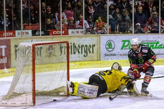 Eispiraten Crimmitschau stehen im Halbfinale: Dominic Walsh sorgt in der zweiten Verlängerung für den goldenen Treffer - Die entscheidende Szene: Dominic Walsh trifft in der 88. Minute zum 6:5 für Crimmitschau.