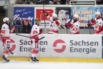 Eispiraten Crimmitschau tanken vor den Playdowns viel Selbstvertrauen - Jubel auf der Bank der Eispiraten Crimmitschau am Sonntag über den Treffer von Goldhelm Colin Smith zur 3:2-Führung im dritten Drittel, die die Westsachsen im Derby bei den Lausitzer Füchsen dann bis zum Schluss nicht mehr hergaben.