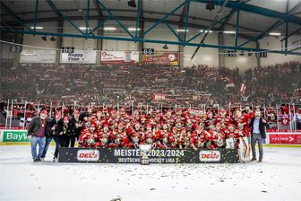 Eispiraten Crimmitschau: Teambus rollt in der neuen Saison weiter nach Kassel und nicht nach Augsburg - Die Eisbären Regensburg haben den Titel in der DEL 2 gewonnen. Damit bleibt Kassel in der DEL 2 und Augsburg in der DEL.