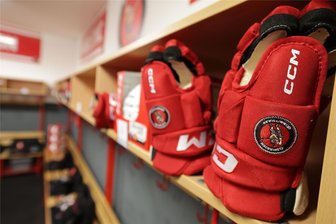 Eispiraten Crimmitschau: Termin für erste öffentliche Trainingseinheit steht fest - Handschuhe und Helme für die Profis der Eispiraten Crimmitschau liegen in der Kabine schon bereit. Anfang August werden sie von den Spielern das erste Mal auf ihre Passform getestet.