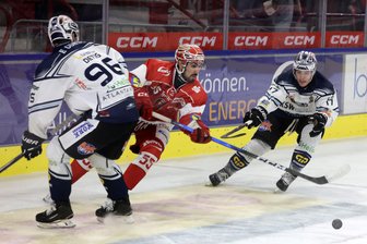 Eispiraten Crimmitschau: Test gegen Leipzig wird wegen Evakuierungsübung vorzeitig beendet - Verteidiger Greg Kreutzer wird von zwei Spielern der Icefighters Leipzig bedrängt.