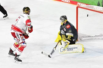Eispiraten Crimmitschau: Tobias Lindberg und ein schlaues Auswärtsspiel bringen die Hoffnung zurück - Die Entscheidung in der Verlängerung: Tobias Lindberg (links) hat gerade den Puck links oben im Kasten von Felix Bick versenkt.