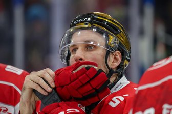 Eispiraten Crimmitschau: Topscorer Corey Mackin spricht über besondere Sahnpark-Zeit - Kurz nach dem letzten Spiel in den Pre-Play-offs: Corey Mackin steht zum letzten Mal vor der Heine-Kurve.