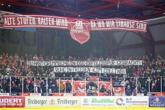 Eispiraten Crimmitschau trauern um Kim Collins: Der Trainer, der für jeden „KC“ war - Kurz vor dem ersten Bully am Sonntag: Fans aus der Heine-Kurve erinnern vor dem Spiel zwischen Crimmitschau und Rosenheim (3:1) an die Verdienste von Kim Collins.