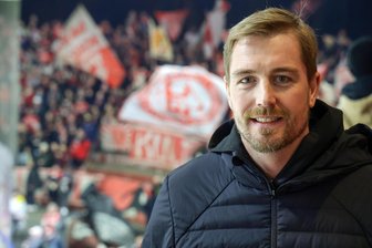 Eispiraten Crimmitschau treffen auf Lausitzer Füchse: Was Eishockey-Legende André Schietzold in den Pre-Play-offs erwartet - André Schietzold kann aktuell aufgrund einer Verletzung nicht für den Oberligisten aus Leipzig spielen. Er ist oft als Zuschauer im Kunsteisstadion im Sahnpark.