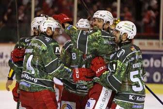 Eispiraten Crimmitschau treten in Selb an: Warum es für beide Teams mit Blick auf die Play-downs um ganz wichtige Punkte geht - In Camouflage-Trikots jubelten die Eispiraten am Freitagabend über den Heimsieg gegen Bad Nauheim.