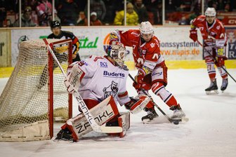 Eispiraten Crimmitschau und das Comeback von Tobias Lindberg: Warum der Doppel-Torschütze noch nicht wieder bei 100 Prozent ist - 15 Sekunden vor dem Ende der regulären Spielzeit drückt Tobias Lindberg im ersten Spiel gegen Regensburg die Scheibe über die Linie.