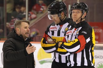 Eispiraten Crimmitschau und der Ausfall von Trainer Jussi Tuores: Greift der Coach in den Drittelpausen zum Telefon? - Eispiraten-Trainer Jussi Tuores (hier in der Diskussion mit den Referees) stand am Sonntag in Dresden aufgrund einer Erkältung nicht hinter der Bande.