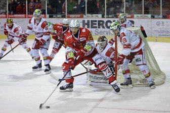 Eispiraten Crimmitschau und der gelungene Saisonstart: Ein Trio präsentiert sich wie ausgewechselt - Vincent Saponari (am Puck) geht in seine dritte Saison bei den Eispiraten Crimmitschau. Er übernimmt mehr Verantwortung im Powerplay.