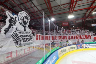Eispiraten Crimmitschau und die Abwehr-Planung: Wer noch kommen soll und wer gehen muss - Die Eispiraten-Fans warten noch auf die Besetzung der letzten freien Stelle in der Abwehr.