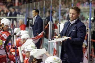Eispiraten Crimmitschau und die Änderung der Sturmreihen: Warum Corey Mackin in seiner neuen Rolle mehr Zeit am Puck bleibt - Trainer Jussi Tuores mit der Taktiktafel: Seine personellen Umstellungen haben den gewünschten Effekt gebracht.
