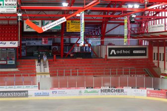 Eispiraten Crimmitschau und die dritte Sitzplatztribüne: Wohin sie kommt und wann die Fans erstmals drauf dürfen - Blick auf den Block, der für die Sitzplatztribüne vorgesehen ist. Er befindet sich zwischen Sponsorenlounge (links) und Hauptgebäude (rechts).