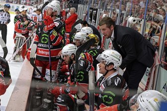 Eispiraten Crimmitschau und die Kaderplanung: Wer bleibt, wer wackelt und wer wohl geht - Trainer Jussi Tuores steht auch in der Saison 2024/25 im Kunsteisstadion im Sahnpark hinter der Bande.