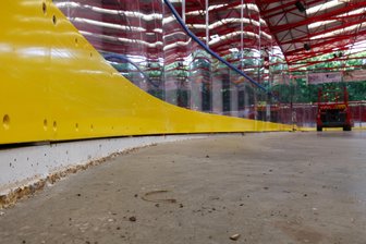 Eispiraten Crimmitschau und die neue Flex-Bande: Es gibt ein weiteres Problem - Gut zu sehen: Unter der neuen Bande fehlt noch die Kickleiste.
