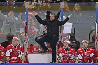 Eispiraten Crimmitschau und die Personalplanung: So geht es mit der sechsten und letzten Ausländerlizenz weiter - Trainer Jussi Tuores muss bei den Eispiraten Crimmitschau den Ausfall von etlichen Schlüsselspielern verkraften.