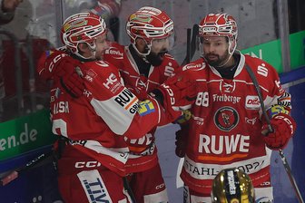 Eispiraten Crimmitschau und ihre Fans gehen zufrieden in die Länderspielpause - Dylan Wruck (rechts) – hier im Spiel am Donnerstag in Crimmitschau – sorgte am Sonntag in Krefeld nach Vorarbeit von Dominic Walsh (links) für das zwischenzeitliche 1:1.