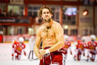 Eispiraten Crimmitschau und Kapitän Tobias Lindberg: Jubel sorgt für Freude bei Fans und Strafe für Unmut bei DEL 2 - So hat Tobias Lindberg am Sonntagabend vor der Heine-Kurve den 3:1-Sieg gegen Rosenheim gefeiert.