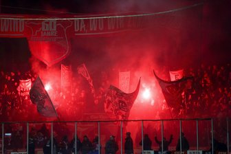 Eispiraten Crimmitschau und Pyrotechnik in der Heine-Kurve: DEL 2 leitet Ermittlungsverfahren ein - Fans aus der Heine-Kurve zünden im letzten Drittel der Partie zwischen Crimmitschau und Kaufbeuren die Rauchfackeln. Foto: Andreas Kretschel