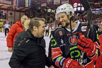 Eispiraten Crimmitschau verlängern Vertrag mit Dominic Walsh: Wann wird der Allrounder zum Rekordspieler? - Trainer Jussi Tuores kann weiter mit Dominic Walsh planen.