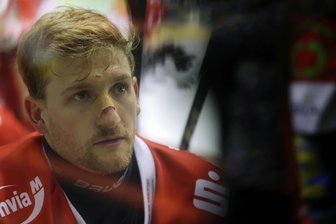 Eispiraten Crimmitschau: Verletzung von Abwehrchef Mirko Sacher versetzt Team in Schockstarre - Verteidiger Mirko Sacher mit einer lädierten Nase. Für den Abwehrchef der Eispiraten Crimmitschau war die Partie schon nach elf Minuten beendet.