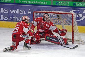 Eispiraten Crimmitschau verlieren gegen Kassel Huskies: Toller Kampf wird nicht mit Punkten belohnt - Hier trifft Kassel zum 1:1-Ausgleich: Torhüter Kevin Reich hat keine Abwehrchance.