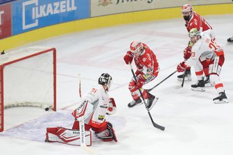 Eispiraten Crimmitschau verlieren Heimspiel gegen Bad Nauheim: „Goldhelm“ Tim McGauley erwischt einen schwarzen Tag - Corey Mackin trifft im Powerplay zum 1:1-Ausgleich.