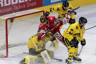 Eispiraten Crimmitschau verlieren Heimspiel gegen Krefeld mit 1:3: Warum die Referees für ein Novum sorgen - Hart umkämpft: „Goldhelm“ Corey Mackin von den Eispiraten Crimmitschau vor dem Kasten der Krefeld Pinguine.