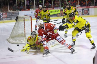 Eispiraten Crimmitschau verlieren in der Overtime gegen Krefeld: Harter Kampf wird nur mit einem Punkt belohnt - Spektakuläre Szene: Vincent Saponari scheitert an Keeper Felix Bick, der aus seinem Tor eilt.
