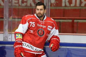 Eispiraten Crimmitschau verlieren in der Overtime: Warum Vize-Kapitän Denis Shevyrin von einem gewonnen und einem verlorenen Punkt spricht - Denis Shevyrin hat das Spiel in Bad Nauheim mit der Nummer 75 begonnen und mit der Nummer 45 beendet.