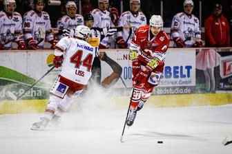 Eispiraten Crimmitschau verlieren in Regensburg: Welche Reihe am Sonntag einen schwarzen Tag erwischte - Thomas Reichel (hier im Heimspiel am Freitag) stand am Sonntag auswärts bei vier Gegentoren auf dem Eis.