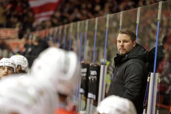 Eispiraten Crimmitschau verlieren in Selb in der Overtime - Eispiraten-Trainer Jussi Tuores schaut dem Treiben zu.