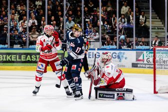 Eispiraten Crimmitschau verlieren knapp in Kassel: Wen der Trainer lobte und warum die Fans protestierten - Eispiraten-Keeper Christian Schneider kassierte in Kassel nur einen Gegentreffer.