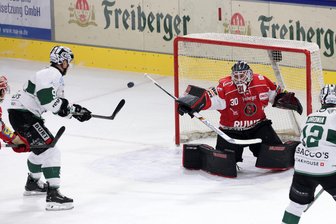 Eispiraten Crimmitschau verlieren ohne ihre beiden Stamm-Keeper: Trainer Jussi Tuores spricht über die Stimmung in der Kabine - Torhüter Louis Eisenhut stand am Sonntag im Eispiraten-Kasten.