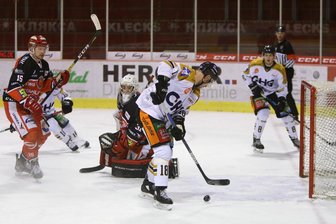 Eispiraten Crimmitschau verlieren Sachsenderby - Das erste Tor für die Eispiraten durch Kai Hospelt.